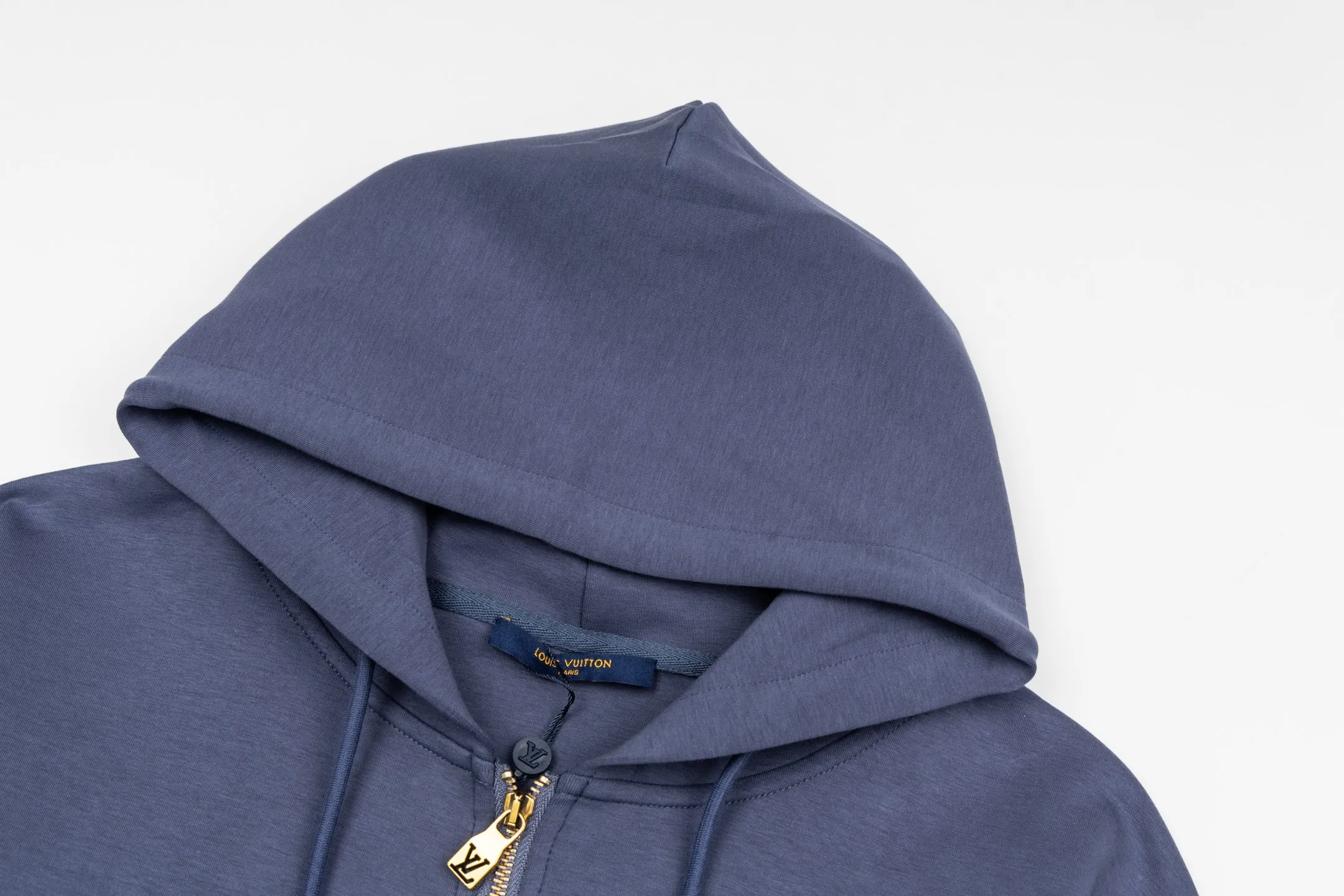 🅿️480 1v logo embroidered pearl pendant hooded jacket (grey blue) The original purchase was 12,000 developed. The fabric is made of 36S 400g double yarn double-sided fabric, with 32S 320g double yarn thread. The double yarn double-sided fabric has high quality and delicate feel. This fabric is usually made by winding two yarns, which adds drape and texture to the fabric. It has good breathability and moisture absorption, can effectively wick away sweat, and keep the body dry and comfortable. Marque L Uuitton deposee embroidery on the chest, simple letter pattern embellishment on the chest, and the letter size spacing effect is consistent. Using linen embroidery thread combined with encrypted processing, the embroidery body has a subtle matte visual texture; the embroidery effect is three-dimensional and full. The smaller the embroidery, the more sophisticated and demanding it is. The embroidery thread is made of imported material, which is more flexible and glossy than ordinary embroidery thread; the stitches are clear and smooth, and have a three-dimensional texture effect. The end of the drawstring is embellished with beads, and the zipper front is decorated with beaded Monogram flowers. The entire line has exclusive original developed pearl series accessories, and customized imported pearls of the same size are paired with new lettering metal compositions. String the pearls together according to a certain order and rules, choose high-quality pearls, the beading craftsmanship is fine, the material is safe and harmless, and the pearl beads add highlights. Size:S-M-L-XL